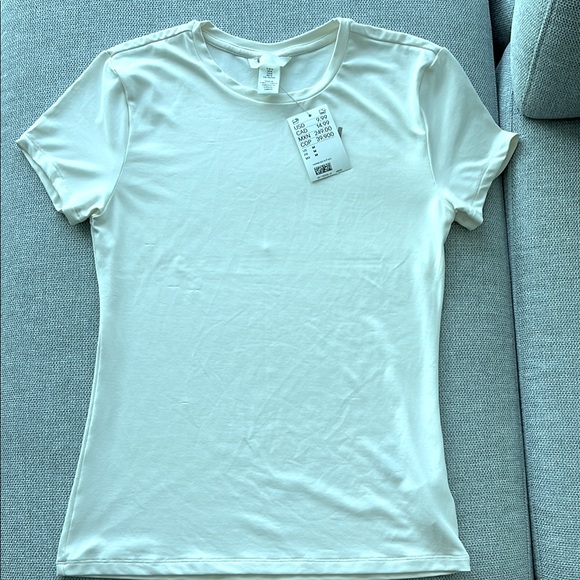 H&M soft buttery cream T-Shirt. Size medium. NWT - Picture 1 of 4